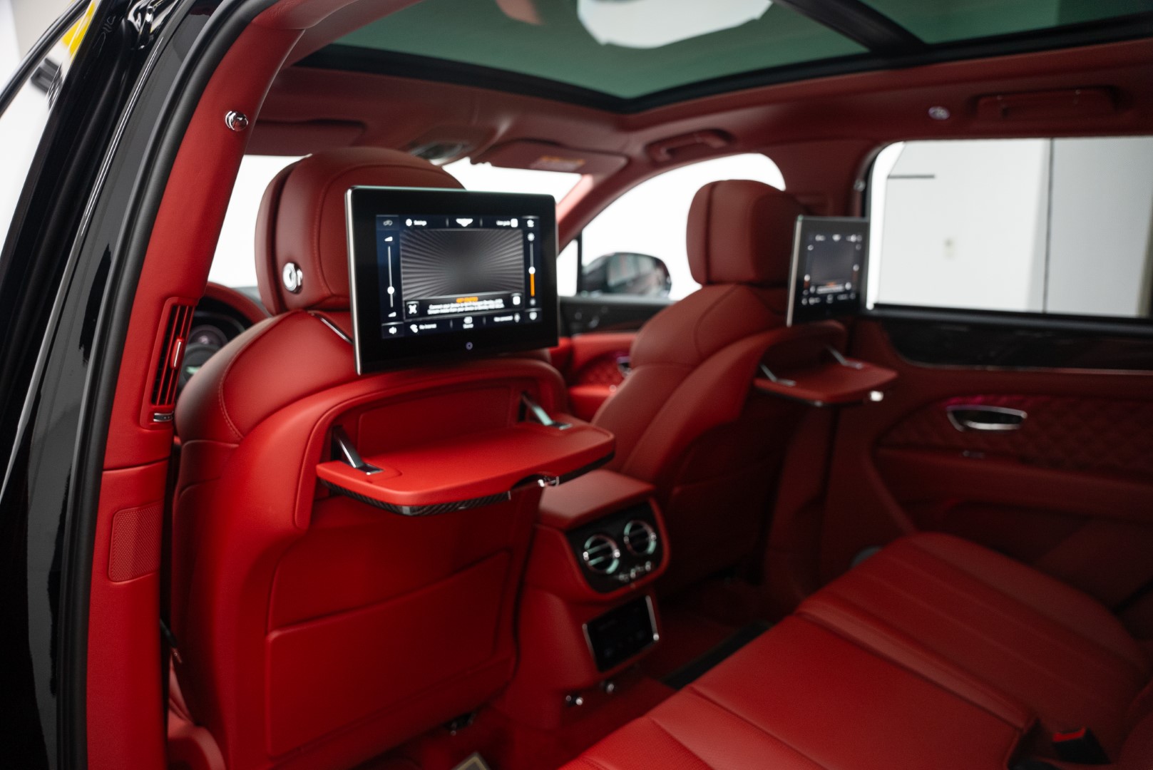 2023 BENTLEY BENTAYGA S | HIGH SPEC | DIAMOND QUILT LEATHER | REAR ENTERTAINMENT | CARBON INTERIORS